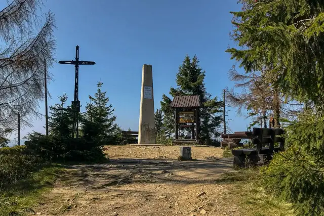 Na szczycie Turbacz, wśród drzew, stoi obelisk i krzyż. To piękne gorce szczyty.