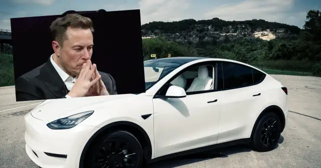 Elon Musk, wizjoner stojący za tym, kto produkuje Tesla, zamyślony nad białym Teslą Model Y na tle krajobrazu.
