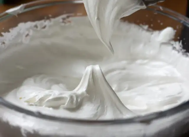 Dlaczego beza w szarlotce opada? Oto najczęstsze przyczyny i rozwiązania