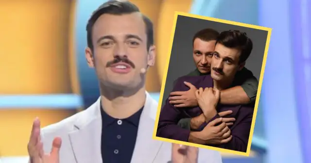 Kto prowadzi koło fortuny? Na zdjęciu widać prezentera z charakterystycznym wąsem, a obok niego zdjęcie dwóch mężczyzn w uścisku.