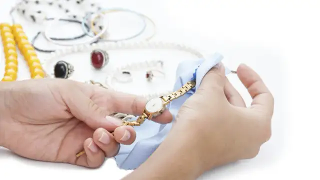 Jak wyczyścić biżuterię sztuczną, aby uniknąć uszkodzeń i przywrócić blask