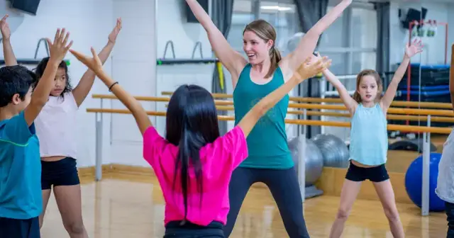 Fizjoterapeuta a zwolnienie z WF: Kto wystawia i jak je uzyskać?