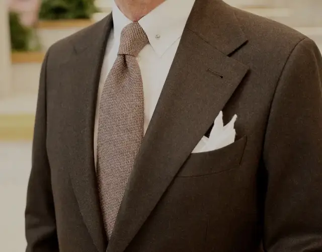 Jaką koszulę do brązowego garnituru wybrać, by wyglądać świetnie?