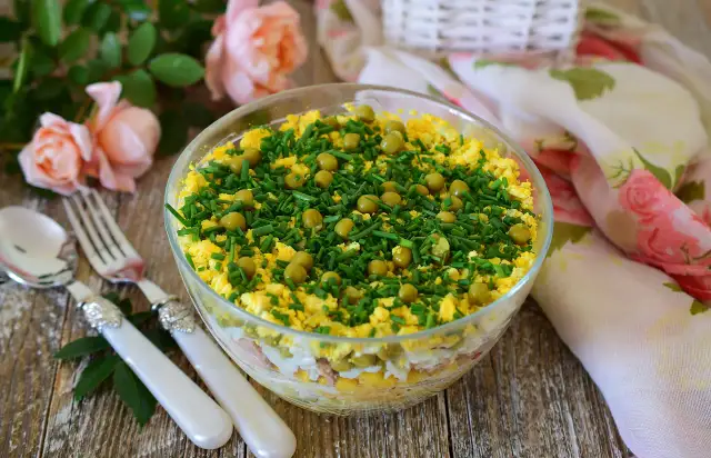 Jakie sałatki na komunię – smaczne i oryginalne propozycje dla gości