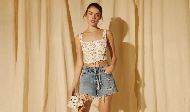 Stylowe spaghetti topy: jak wybrać idealną koszulkę na każdą okazję