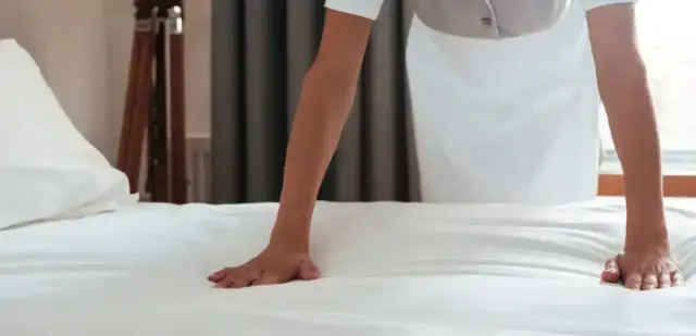 Jak pościelić łóżko w hotelu? Odkryj sekrety luksusowego posłania!