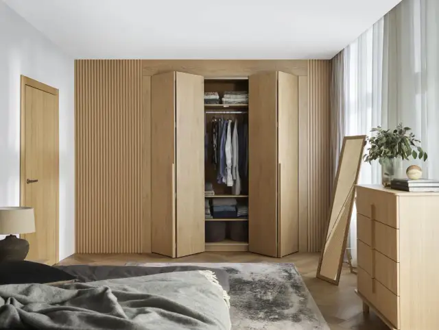 Drewniane lamele na ścianie i drzwiach szafy. Montaż lameli jest prosty, a efekt końcowy zachwyca.