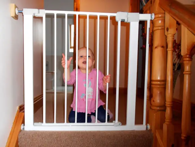 Jak zabezpieczyć schody przed dzieckiem, by uniknąć wypadków w domu
