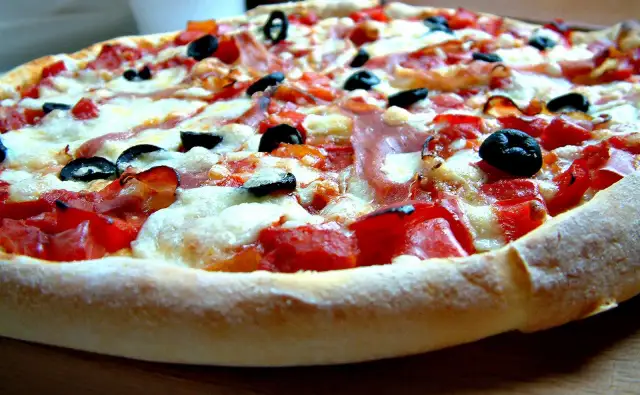 Ile kalorii ma pizza 45 cm? Zaskakujące różnice w kaloryczności