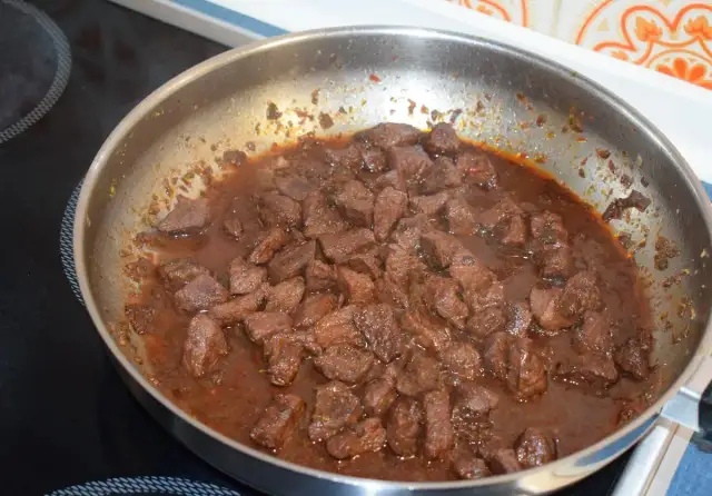 Jak uratować twarde mięso w gulaszu? Sekrety kruchości wołowiny