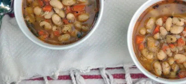 Ile kalorii ma zupa fasolowa? Zaskakujące wartości kaloryczne!