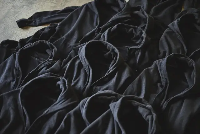 Proste sposoby, by czarne ubrania nie obłaziły - skuteczna pielęgnacja