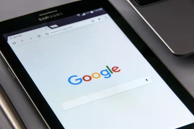 Tablet z otwartą przeglądarką Google. Szukasz informacji, jak odblokować telefon nie znając konta Google?