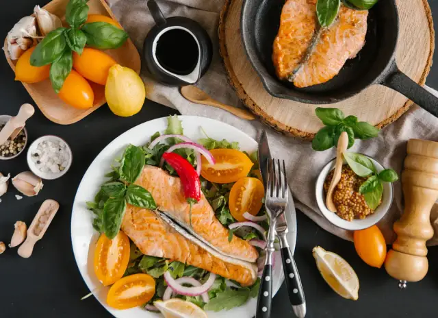 Idealna surówka do ryby? Przepisy na smażoną, pieczoną i grillowaną