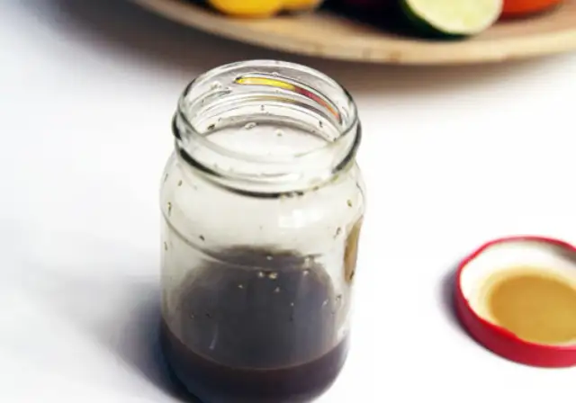 Słoik z domowym sosem balsamicznym i otwartą czerwoną zakrętką.