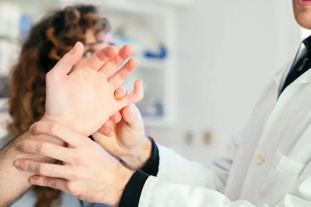 Ból mięśni i ścięgien: Do jakiego lekarza? Ortopeda czy reumatolog?