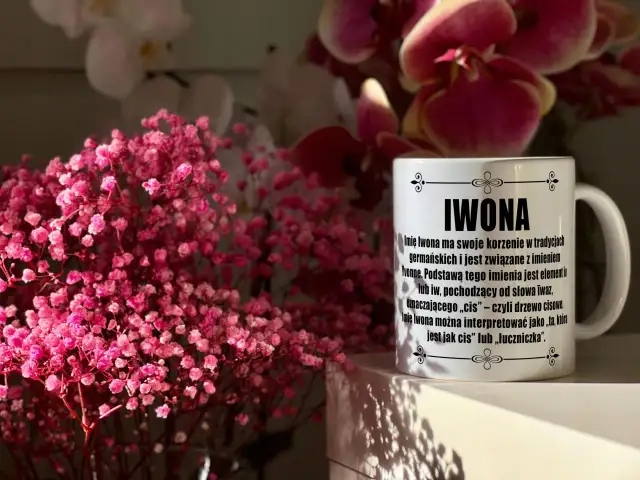 Kiedy imieniny Iwony? Na kubku z imieniem Iwona opisano pochodzenie imienia i jego znaczenie: "ta, która jest jak cis" lub "łuczniczka".