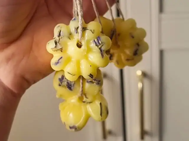 Żółte woskowe zawieszki z suszonymi ziołami, jak zrobić ekstrakt roślinny.