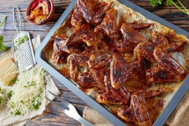 Jak zrobić chrupiące skrzydełka w piekarniku - sekrety idealnej skórki