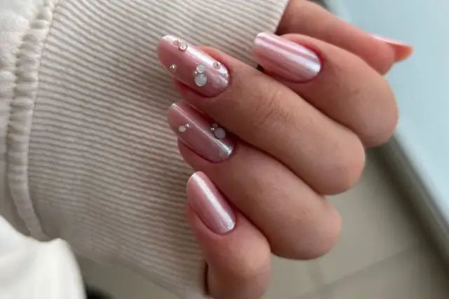 Jakie paznokcie na lato? Odkryj najmodniejsze kolory i wzory