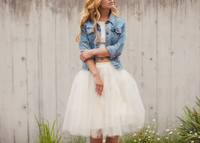 Jak stylizować tiulową spódnicę na wesele - unikaj modowych faux pas