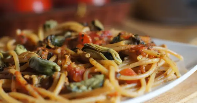 Prosty przepis na spaghetti z małżami, który zachwyci Twoje podniebienie