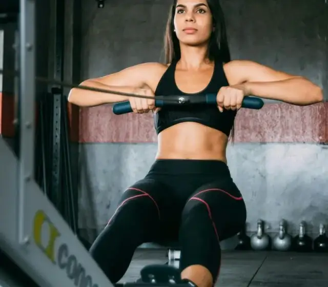 Jak ćwiczyć na wioślarzu, aby uniknąć najczęstszych błędów