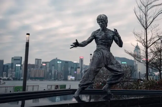 Bądź jak woda przyjacielu cytaty i ich głębokie znaczenie w życiu codziennym