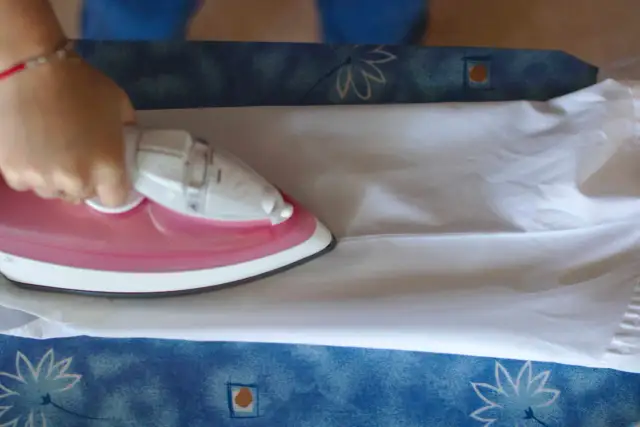 Czy rękawy koszuli prasuje się na kant? Sekret gładkich rękawów