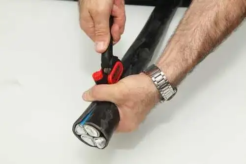 Jak obierać kable z izolacji: skuteczne metody i narzędzia, które musisz znać