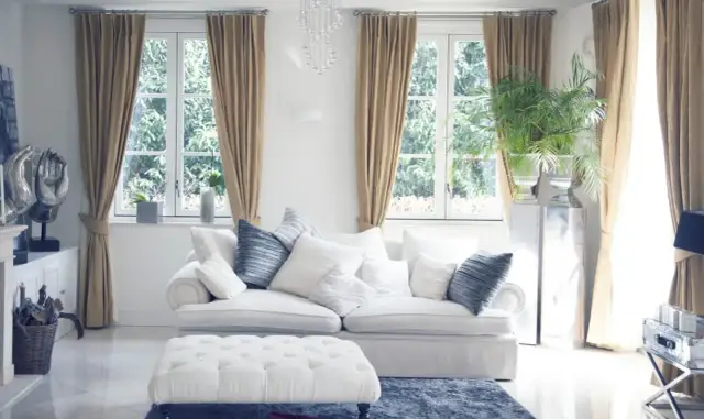 Jak upiąć zasłony w salonie? Porady eksperta na modne wnętrze