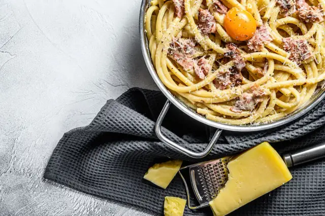 Jaki ser do spaghetti carbonara? Odkryj najlepsze opcje i zamienniki