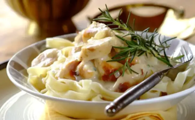 Szybkie spaghetti carbonara z kurczakiem, które zachwyci całą rodzinę