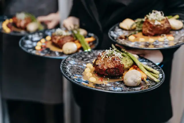 Gdzie zjeść w Ciechocinku? Najlepsze miejsca na smaczny posiłek