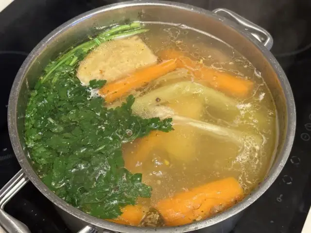 Jak ugotować wywar mięsny na zupę, aby uzyskać doskonały smak