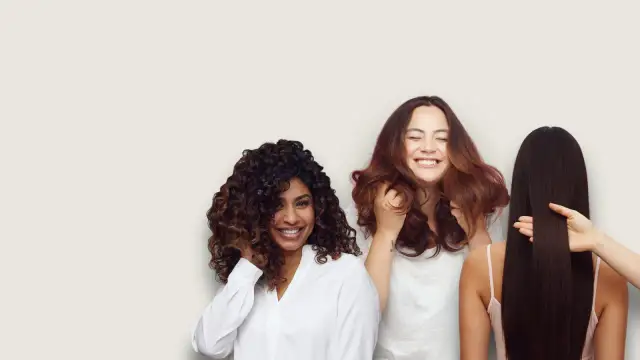 Trzy kobiety prezentują różne typy skrętu włosów: kręcone, falowane i proste.