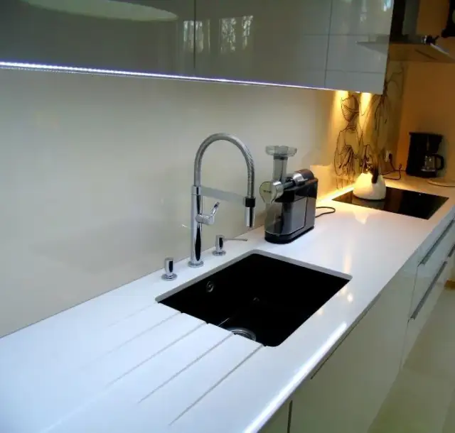 Biały konglomerat na blat kuchenny – trwałość i elegancja w kuchni