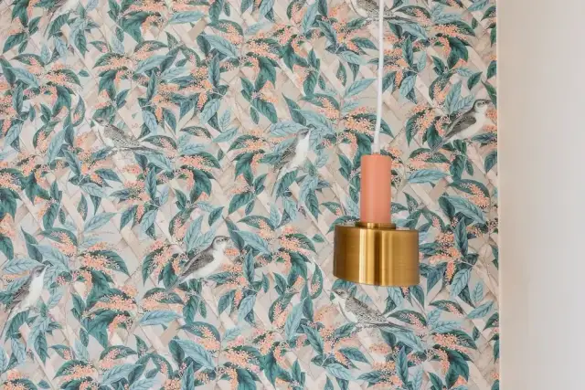 Czy można kłaść tapetę na tapetę? Oto co musisz wiedzieć