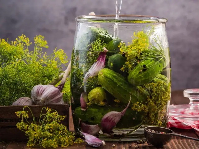 Jaką wodą zalewać ogórki kiszone, aby były idealnie chrupiące?