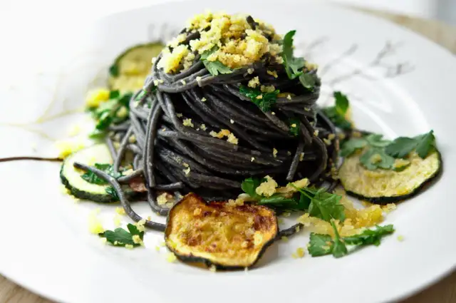 Spaghetti nero: odkryj wyjątkowy smak i najlepsze przepisy na dania