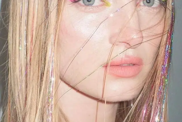 Brokat we włosach: Modny hit? Noś go z klasą i zachwycaj!