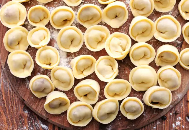 Miękkie ciasto na uszka: Sekretne przepisy i triki, które działają