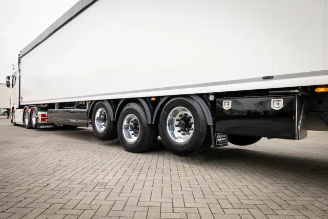 Podnoszenie osi w naczepie po co? Odkryj korzyści i zagrożenia