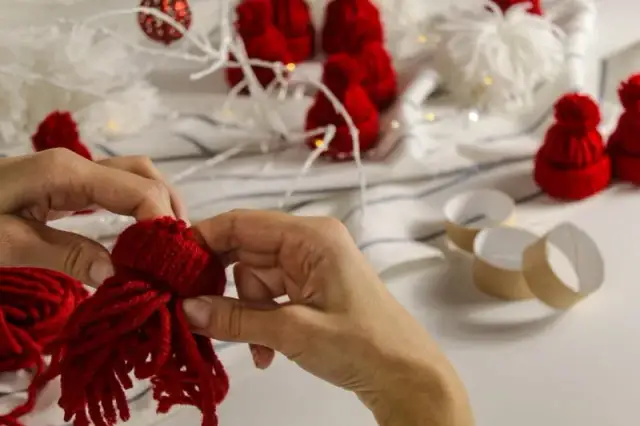 Jak zrobić skrzata ze swetra - proste kroki do stworzenia uroczej dekoracji