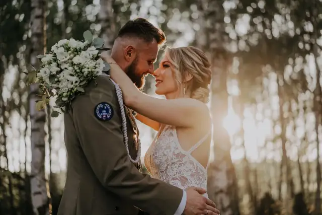 Fotograf czy kamerzysta na ślub? Kluczowe pytania i koszty