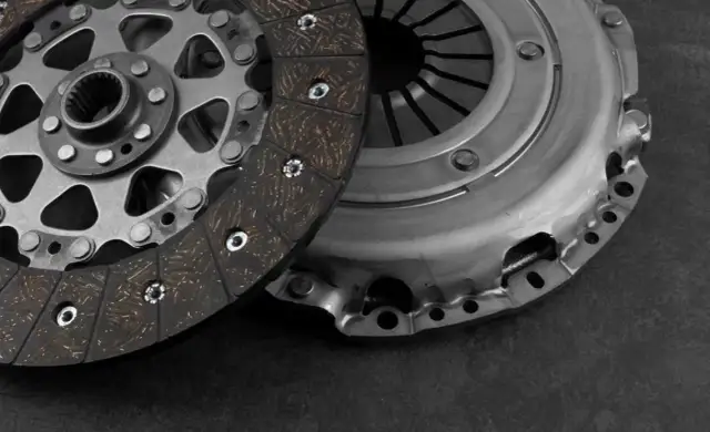 Spalone sprzęgło: objawy, przyczyny i koszty naprawy. Sprawdź!