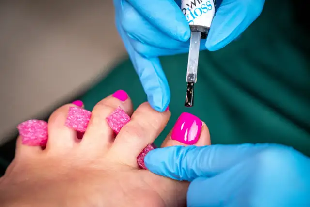 Hybryda na stopach co ile – jak długo utrzymuje się na paznokciach?