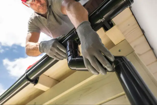 Jak zamontować łańcuch do rynny? Zrób to sam krok po kroku