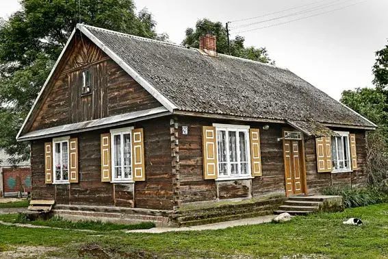 Ile kosztuje rozbiórka i przeniesienie domu drewnianego? Sprawdź ceny!