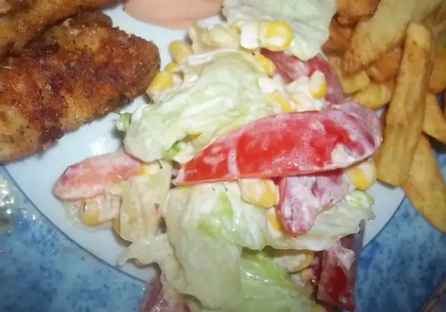 Jakie surówki do frytek? Odkryj najlepsze przepisy!